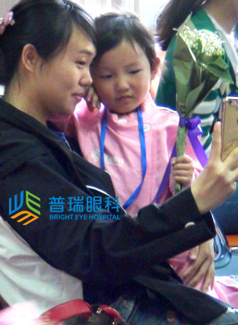 小醫(yī)生對媽媽說：媽媽！我愛你