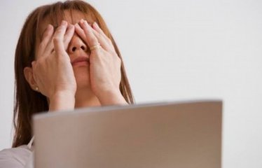 電腦顯示器你會(huì)擺放嗎？你的同事是否在用它輻射你？