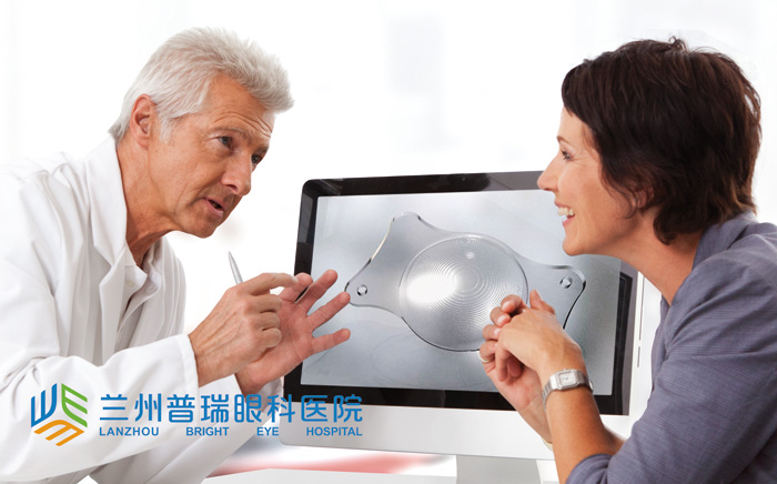 三焦點(diǎn)晶體：看報(bào)、打球、看風(fēng)景視力都很清晰